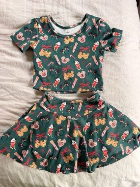 Green Two-Piece Crop Top and Skirt Set with Holiday Character Print